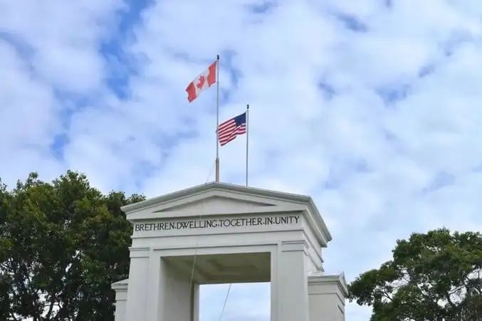 The Canadian snow doesn't dare crossing the border
